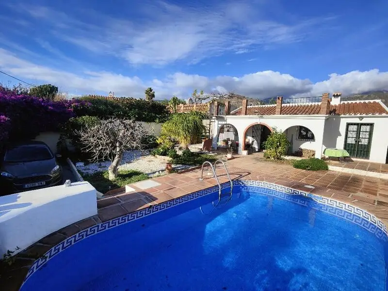 Villa en venta cerca de Nerja 3 dormitorios piscina privada