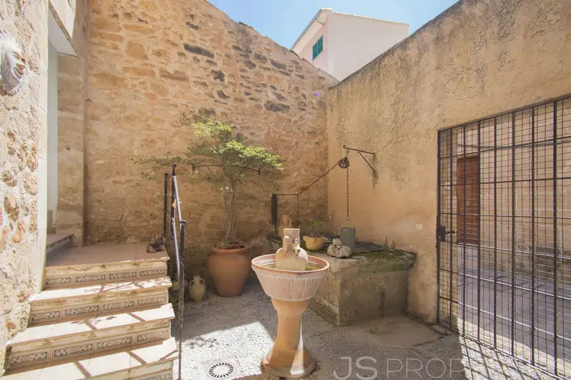Casa Histórica en Mallorca con Vistas a la Bahía