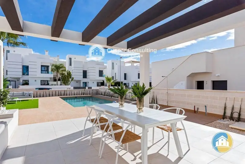 Chalet en Venta en Ciudad Quesada: Villa con Piscina y Vistas