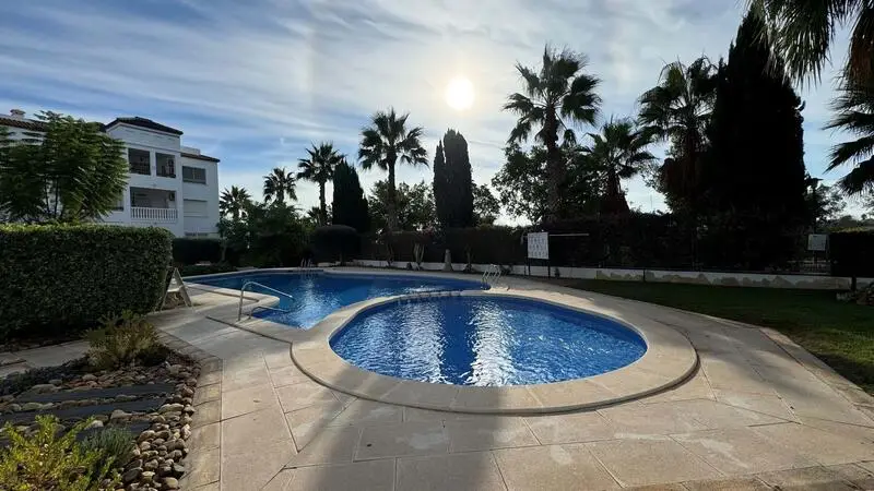 Adosado en Villamartin con piscina y solarium
