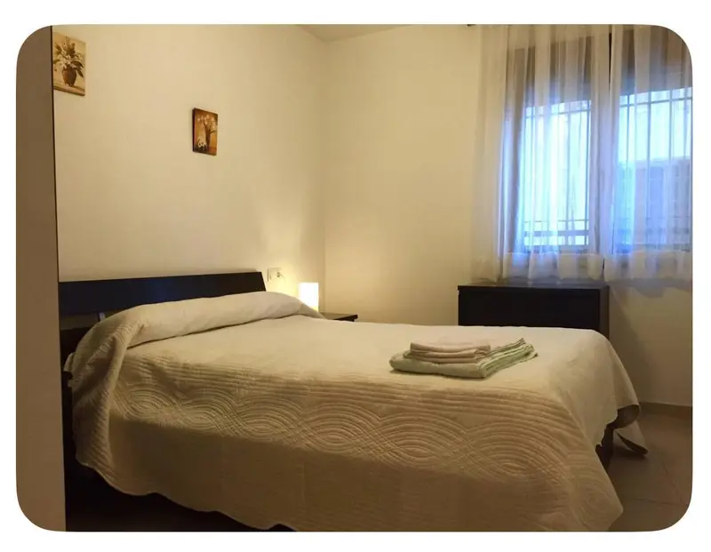Apartamento en alquiler. Situado en un lugar tranquilo y al lado del centro. En el mismo paseo de las Murallas. Catedral, instituto y restaurantes.