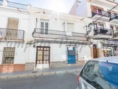 Inversion en Nerja: Propiedad con gran potencial para reforma o nueva construccion