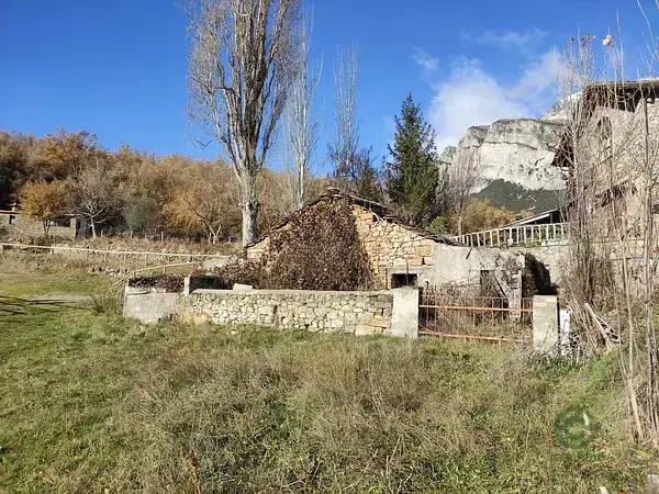 Borda en Pueyo de Araguas a rehabilitar con terreno
