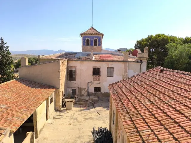 Casa de Campo con 15 Dormitorios y 200 Hectareas en Monóvar