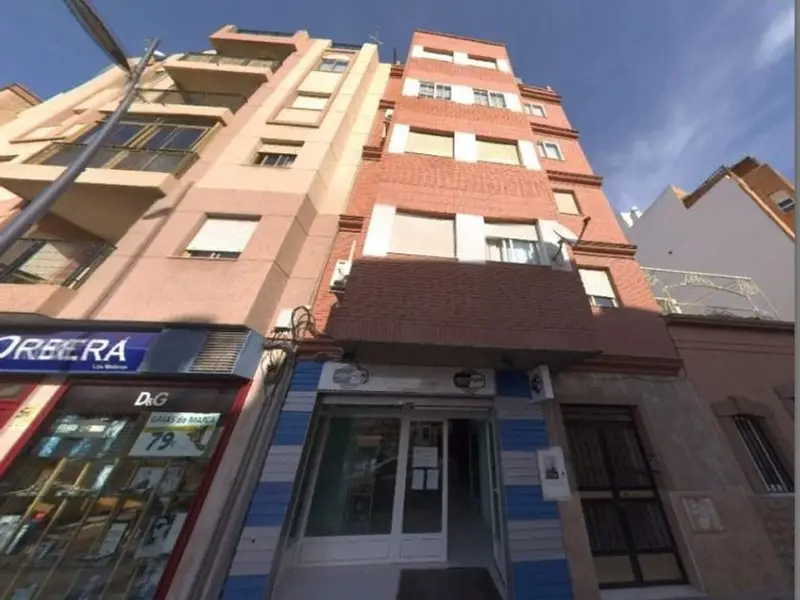Piso en Venta en Almeria 4 Dormitorios 2 Banos 121m2