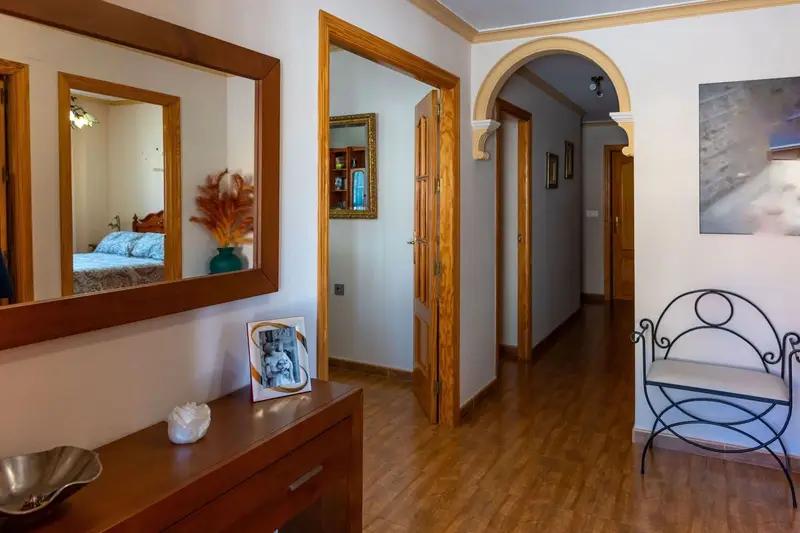 Chalet en venta en Guadix, Granada: Casa independiente con patio y garaje