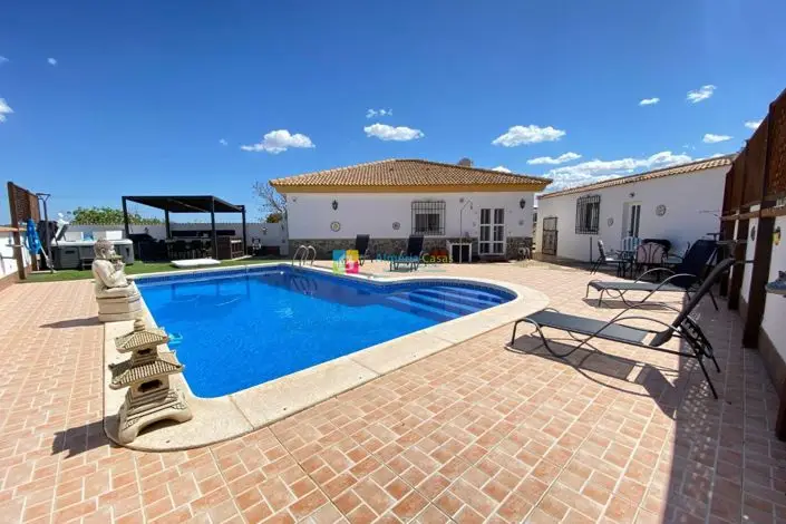 Villa 3 Dormitorios Piscina Jacuzzi Almeria