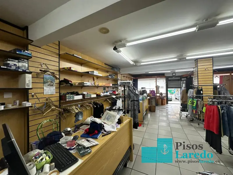 Venta Local Comercial Laredo 137m2 Almacén Baño Escaparates