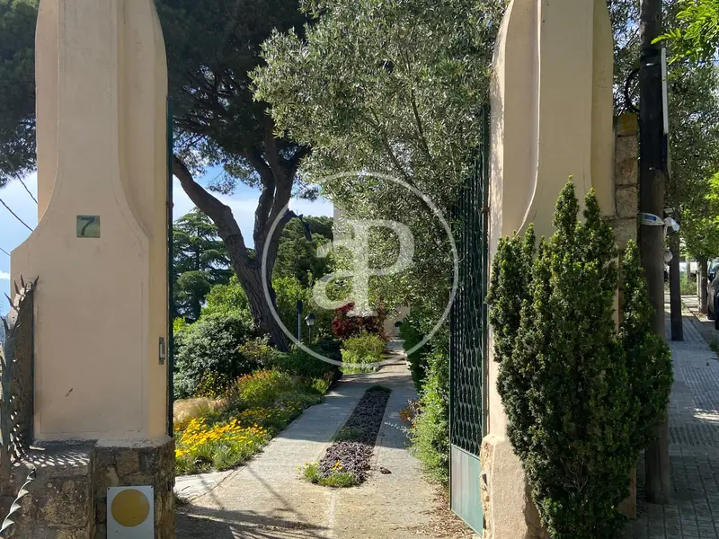 Casa Modernista en Vallvidrera con Jardín y Vistas