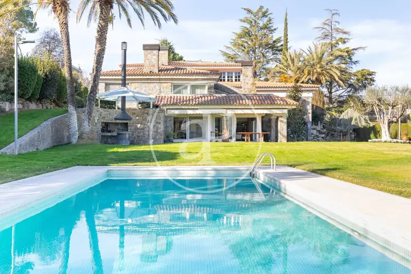 Chalet en Bellaterra con Piscina y Garaje para 7 Coches