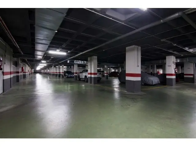 Plaza de Garaje Amplia en Parque Lagos
