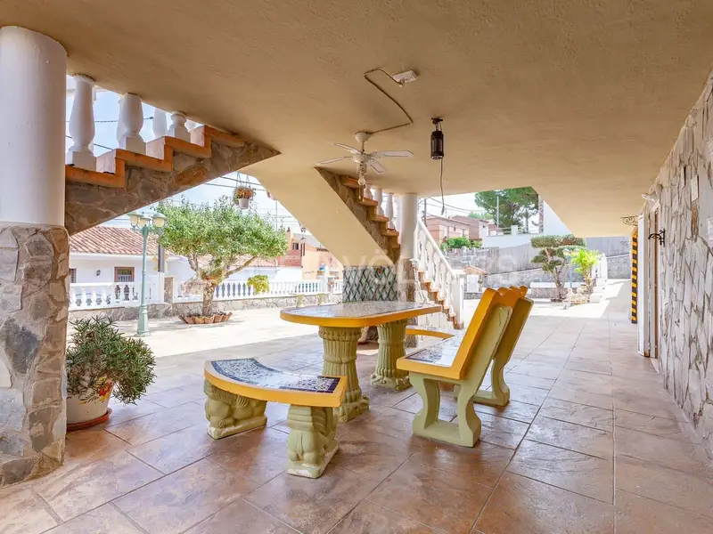 Chalet con Vistas Impresionantes en Terrassa