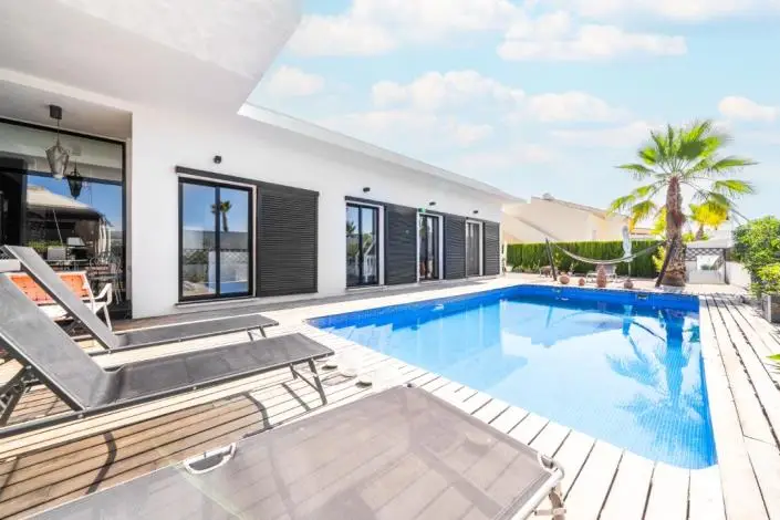 Villa de Lujo en Venta - 3 Dormitorios - Piscina Privada