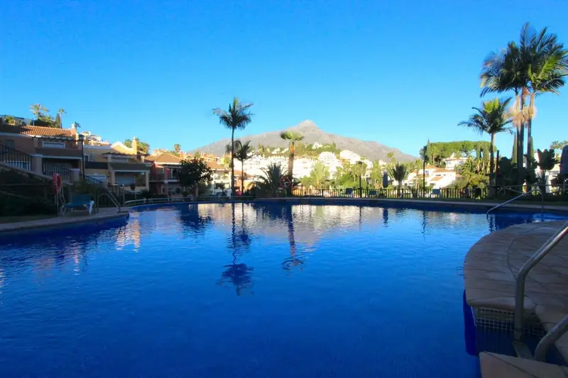 Casa Pareada en Nueva Andalucía - Impecable y Recién Renovada
