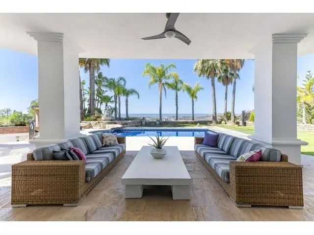 Villa de Lujo en Benahavis con Vistas al Mar y Golf