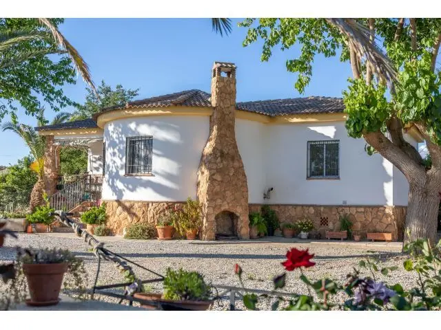 Casa en Finca con Piscina y Amplio Jardín en Alcudia de Guadix