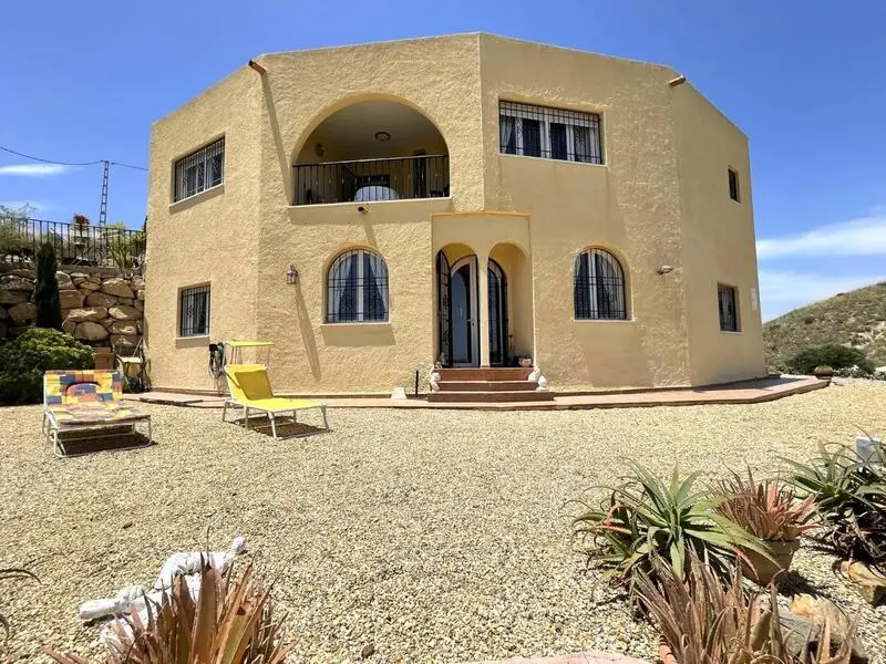 Villa de Lujo en Los Gallardos con 2 Apartamentos