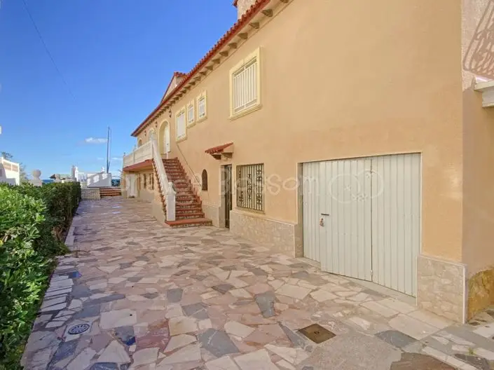 Chalet de 9 Dormitorios en Primera Línea de Playa