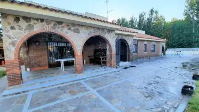 Chalet en venta en Escalona con piscina y pista de tenis