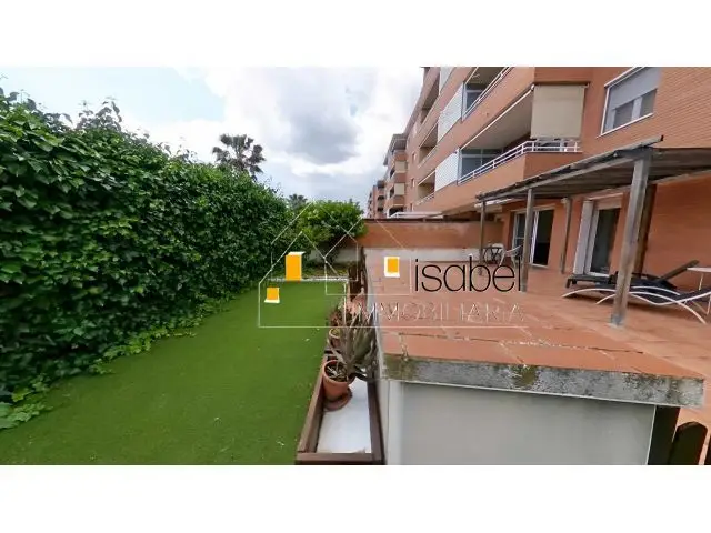 Planta Baja Santes Creus con Patio Terraza Jardin Parking y Trastero
