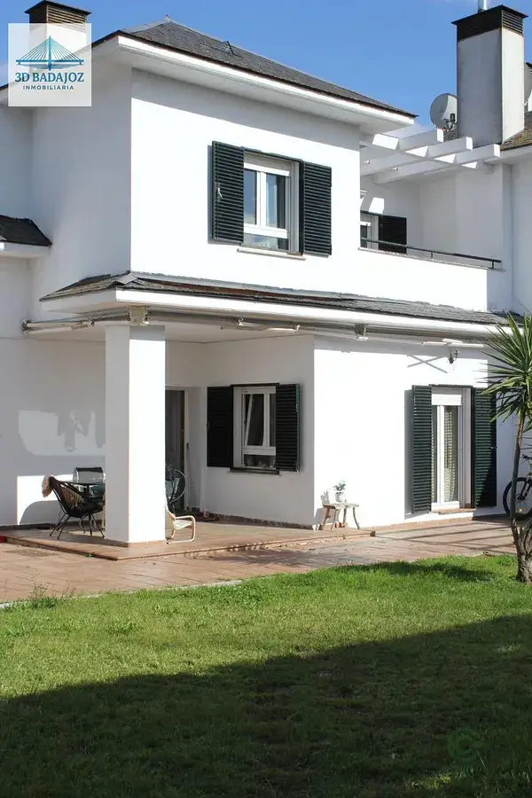 Chalet en Las Vaguadas con 4 dormitorios y piscina comunitaria
