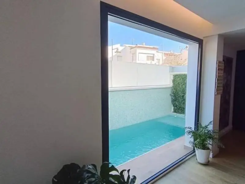 Chalet Adosado en Almería con Piscina Privada Cerca de la Playa