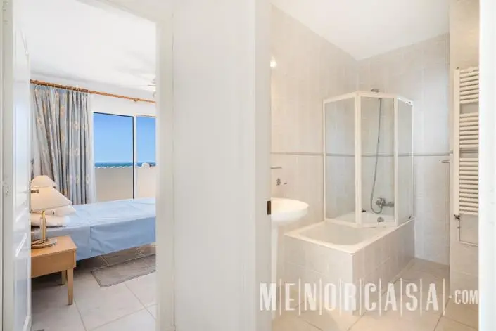Casa con 5 Dormitorios y Vistas al Mar en Es Canutells