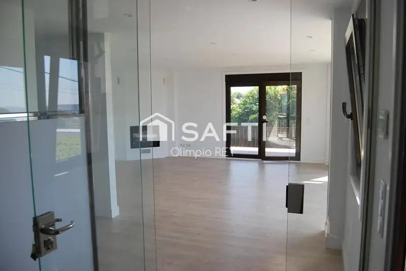 Chalet de Lujo en Venta: Confort, Funcionalidad y Vistas al Mar