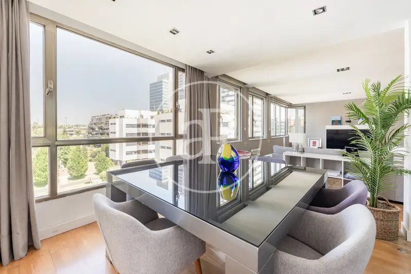 Atico en Alquiler en Arturo Soria: 3 Dormitorios, Piscina Privada y Terraza