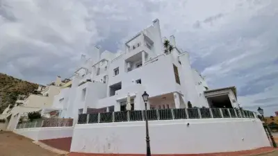 Dúplex en venta: espacio, confort y jardín con piscina