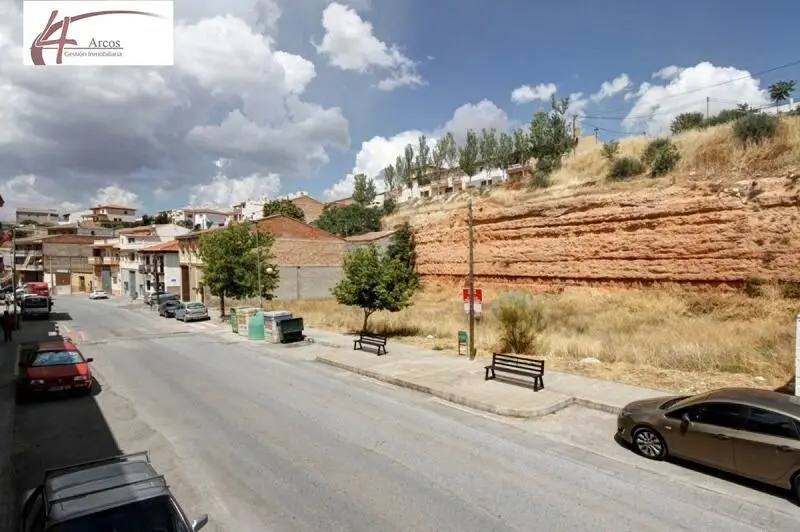 Terreno en Iznalloz para VPO: 3500m2 Vivienda 700m2 Locales y Cocheras