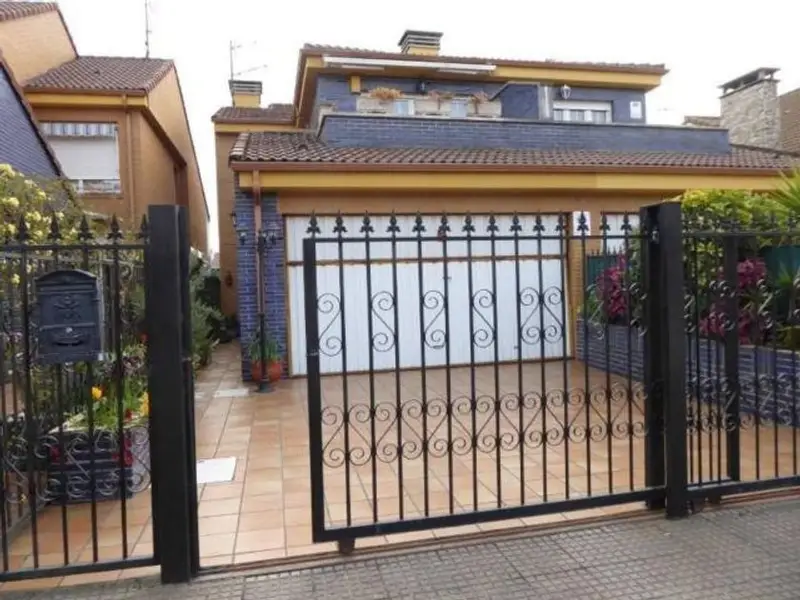 Chalet en Avilés con jardín, garaje y múltiples habitaciones