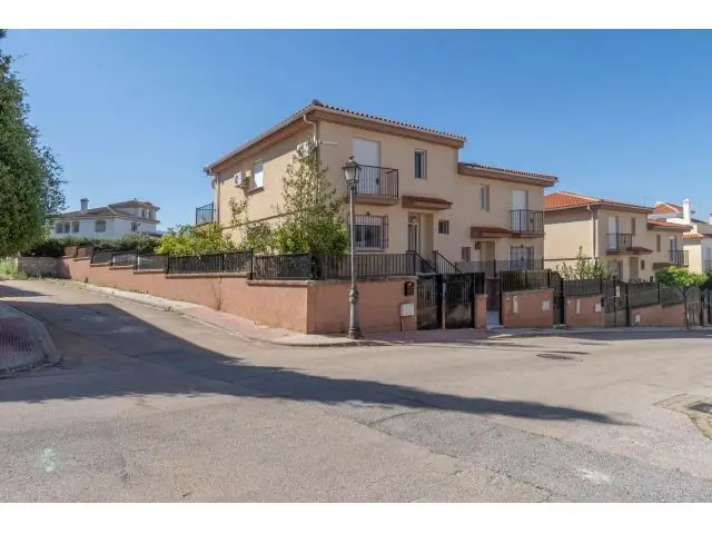 Chalet con Piscina en Los Rebites Huetor Vega
