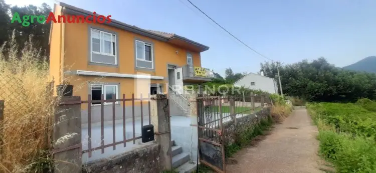 Venta  de Casa con patio y finca en Ourense