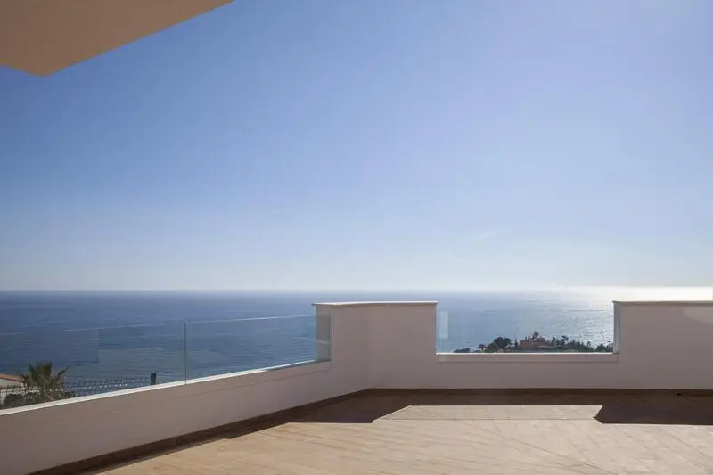 Apartamentos en Torrox con Vistas al Mar y Piscina