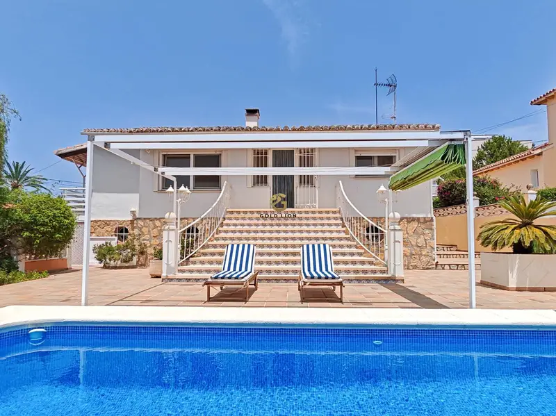 Chalet en venta cerca de Dénia con apartamento y piscina