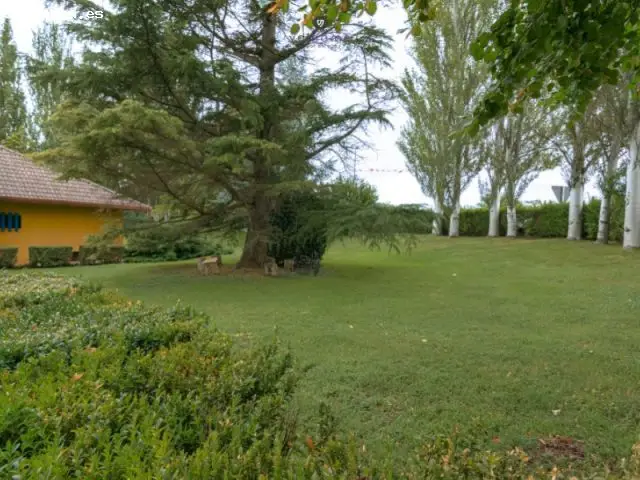 Exclusivo Chalet Unifamiliar Con Piscina En Lumbier - Un Oasis De Tranquilidad