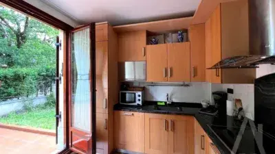 Casa adosada en Basauri con terraza y jardin