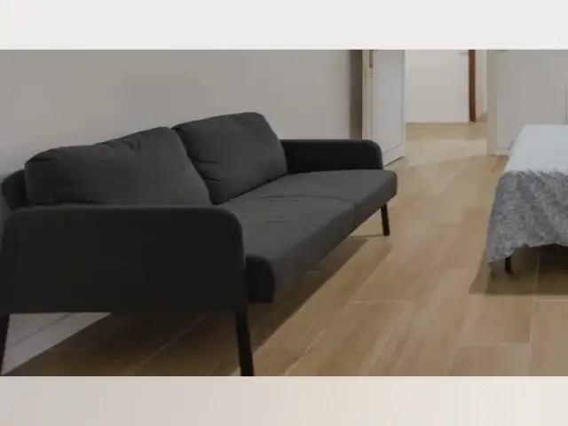 Se alquila habitación en piso de 8 habitaciones en Valencia