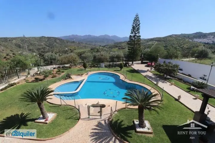 Chalet Independiente con Piscina y Vistas a 25 Minutos de Marbella