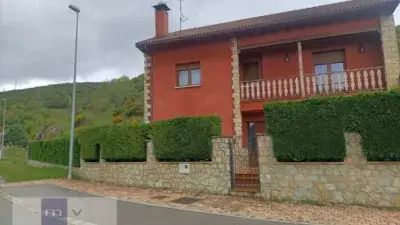 Casa en Riaño con Vistas al Pantano - 4 Dormitorios y Garaje