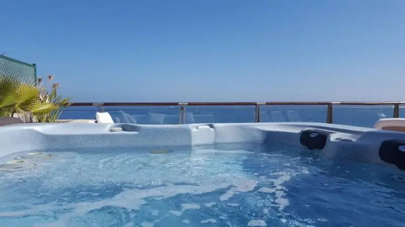 Atico Lujo Puerto Banus Frente al Mar 100m2 Solarium Jacuzzi