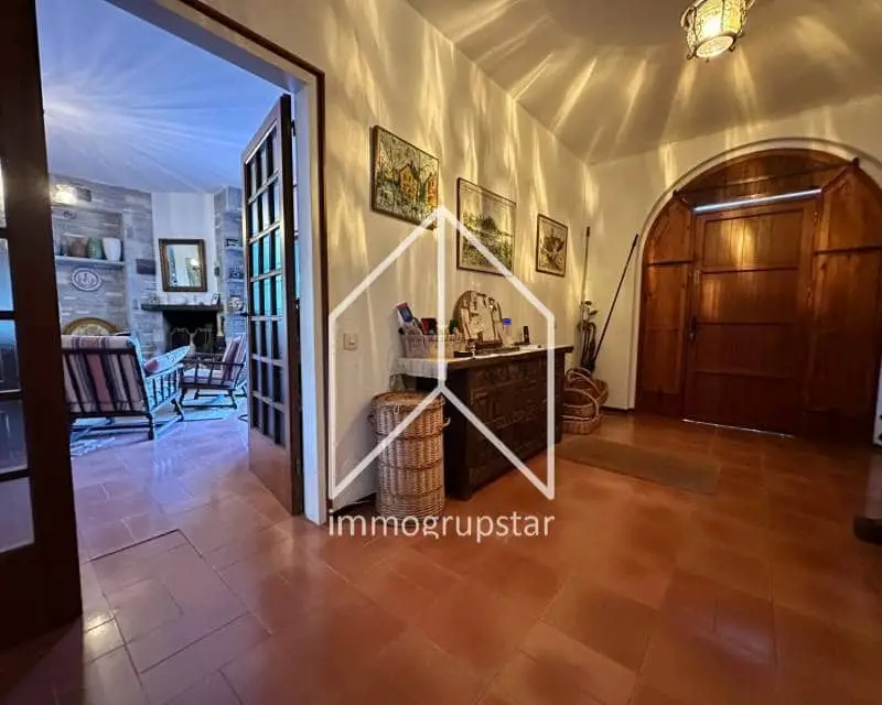 Chalet en Castell dAro con Piscina y 5 Dormitorios