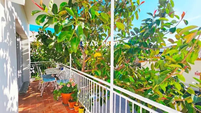 Casa en Llança con Terraza y Jardín - 5 Habitaciones y 3 Baños