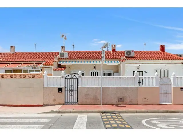 Bungalow Reformado Torrevieja: Patio, 1 Dormitorio, Amueblado
