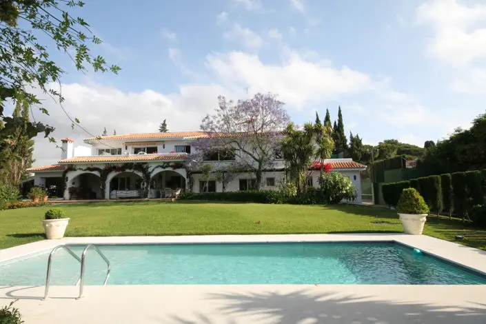 Villa 7 Dormitorios Calahonda Piscina Padel Cerca Playa