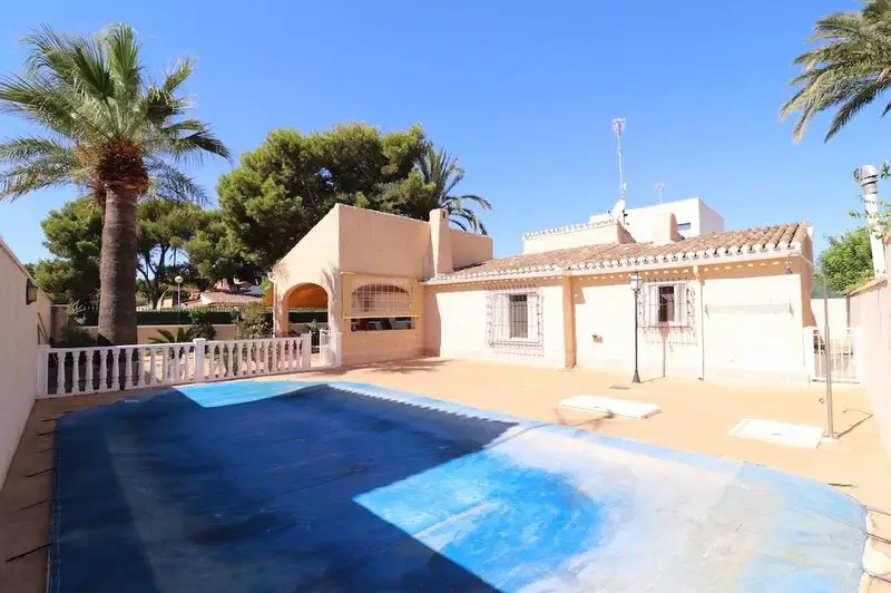 Chalet en Punta Prima con Chimenea y Piscina