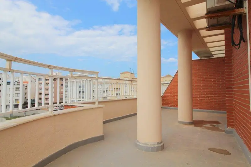 Ático en Venta Torrevieja con Terraza y Vistas al Mar