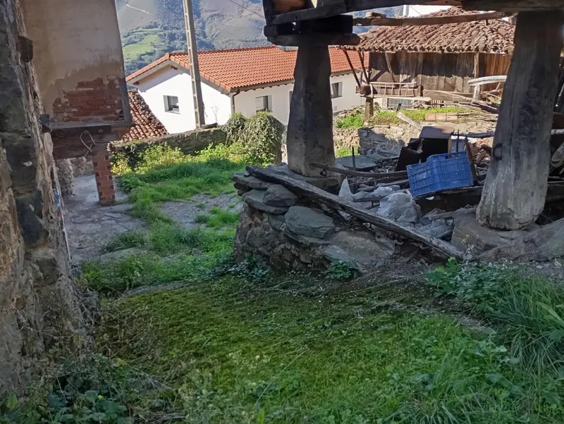 Casa en Salcedo Quiros Asturias para reformar con terraza y huerto