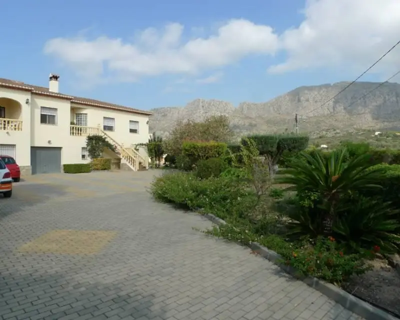 Villa de 4 Dormitorios en Beniarbeig con Piscina y Vistas a la Montaña